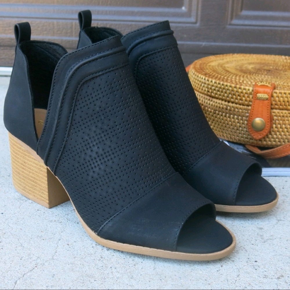 NIB Qupid Cutout Perforated Ankle Booties - Picture 3 of 4